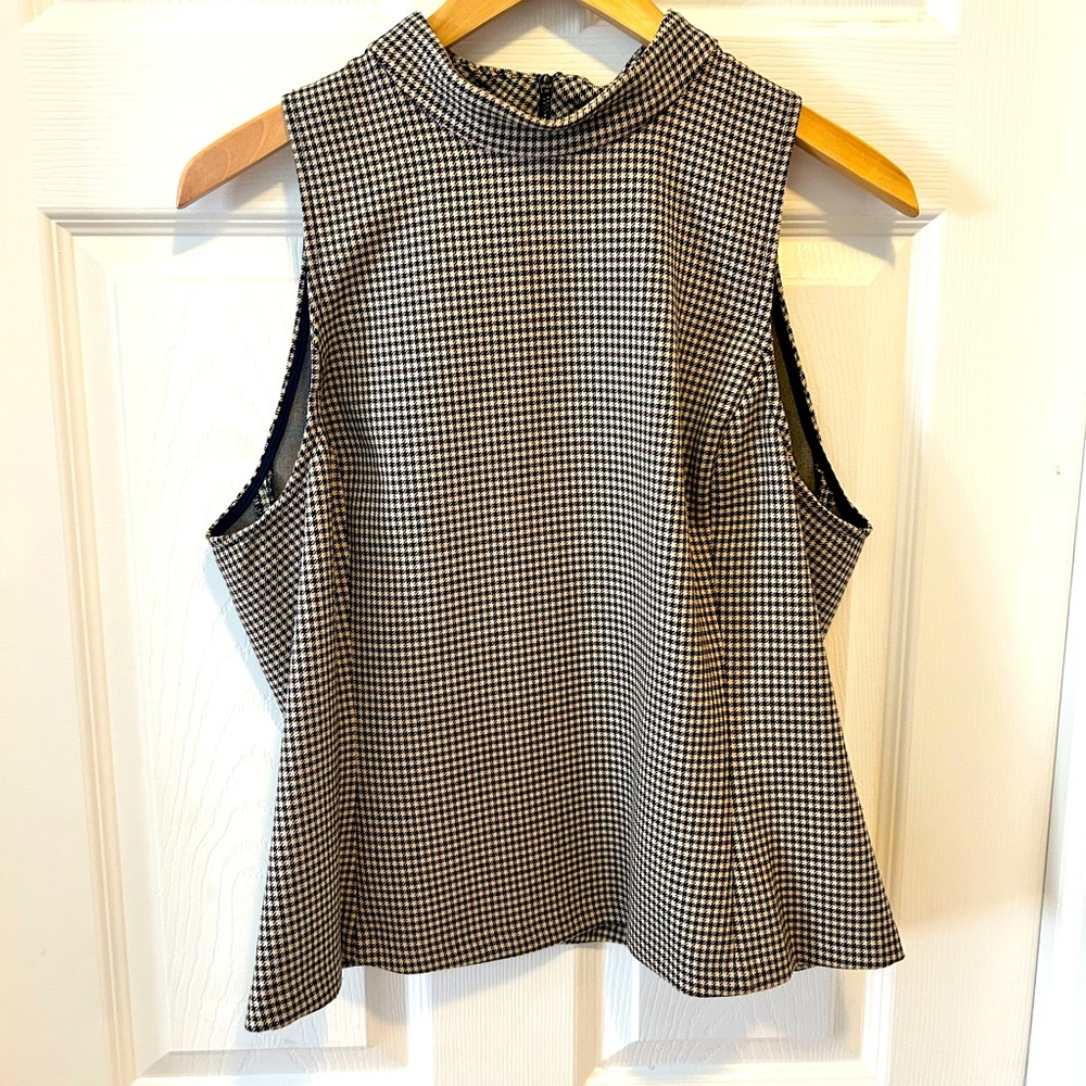 Contempaire/Simon’s sleeveless top